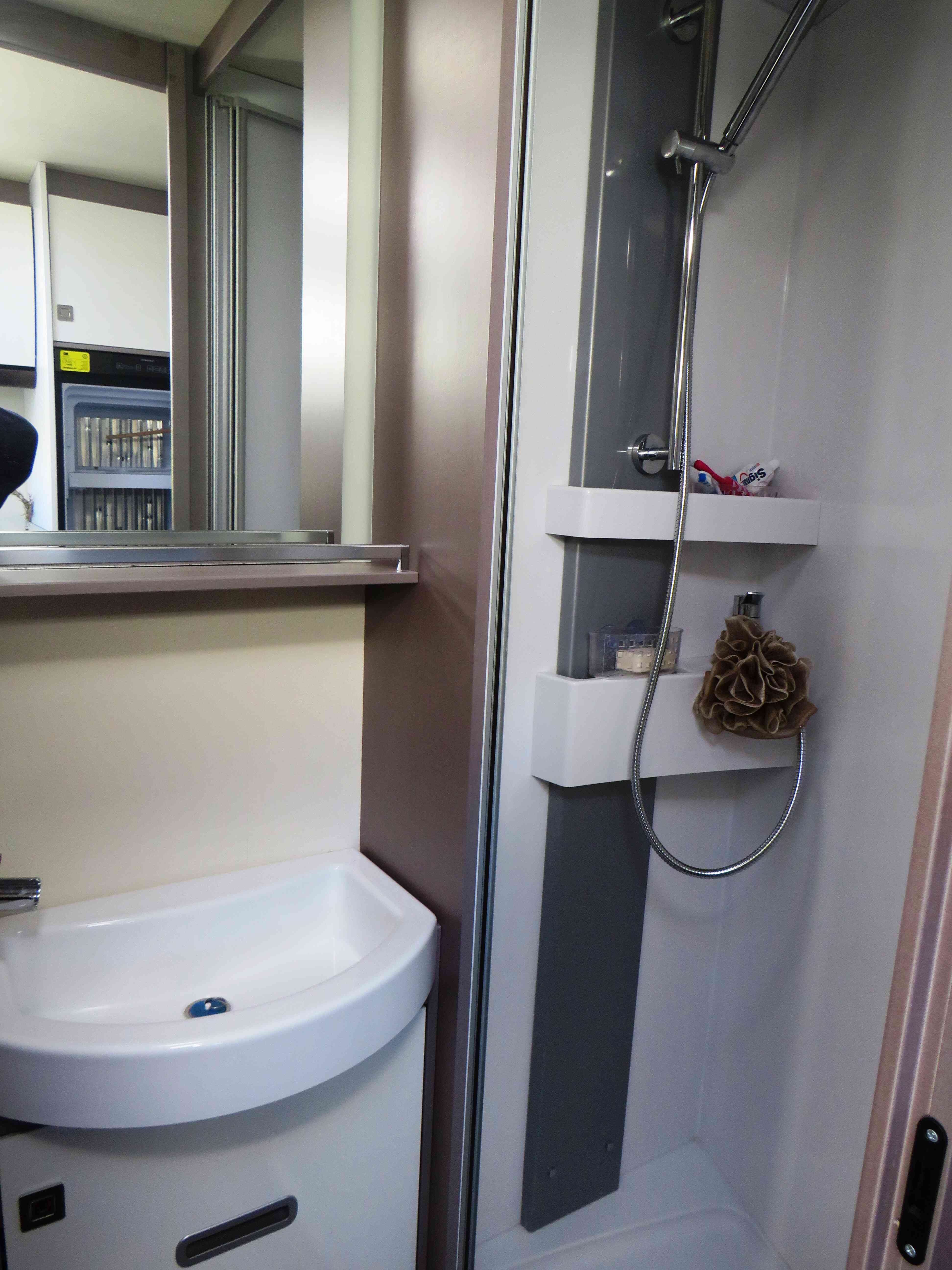 camping-car BURSTNER LYSEO TR 745 PRIVILEGE  intérieur / salle de bain  et wc